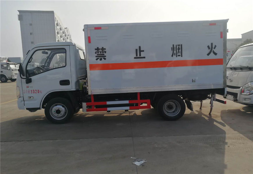 跃进蓝牌危险品运输车