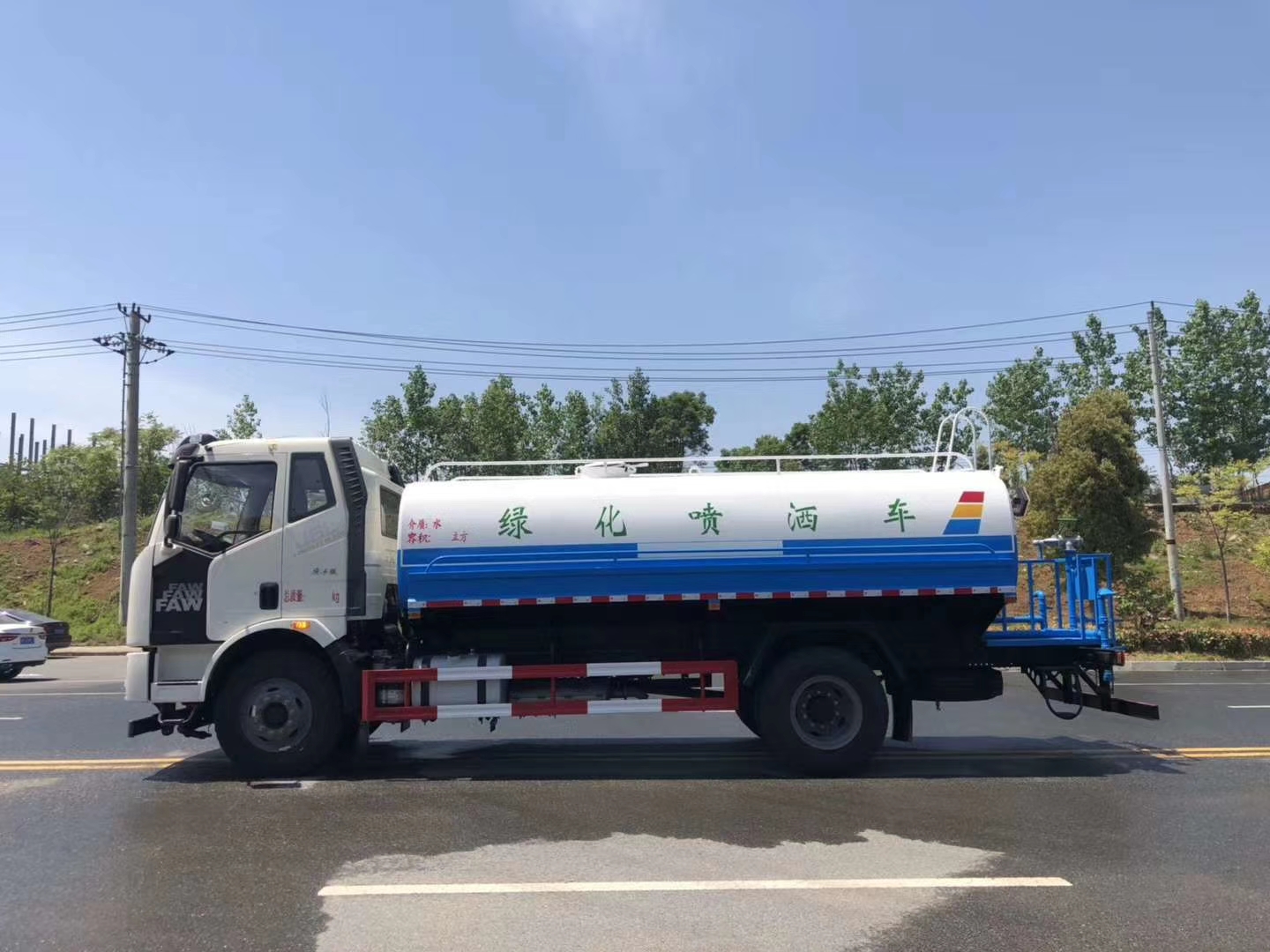 国六解放12方洒水车图片