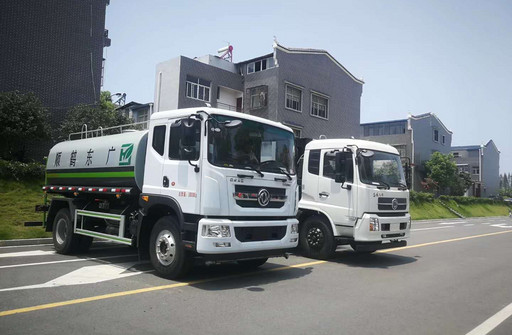 广东鹤顺定购的洒水车和压缩垃圾车图片