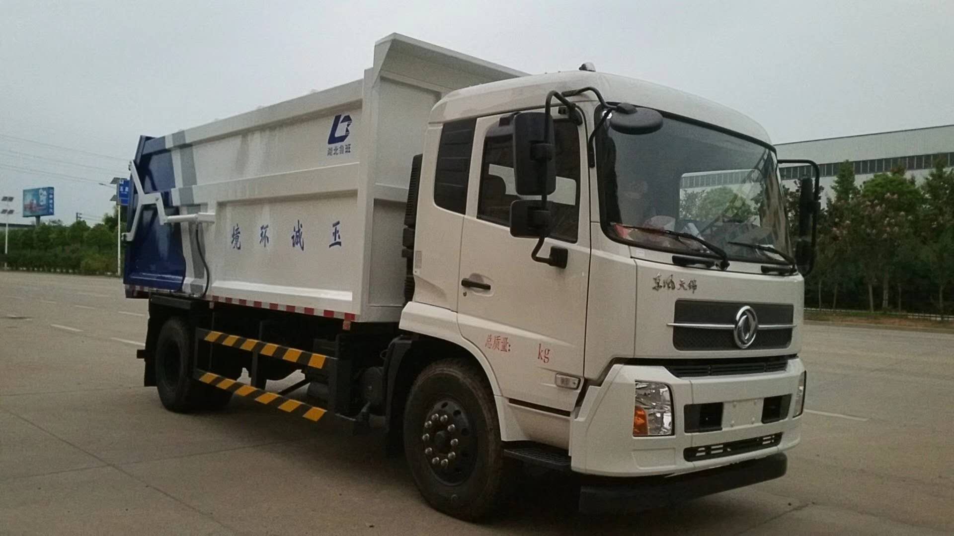 东风天锦对接垃圾车发车图片 ()