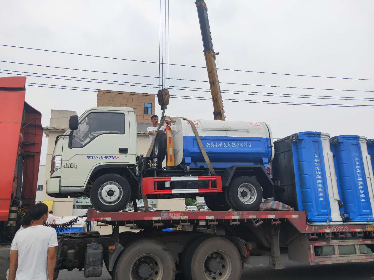 青海省采购7台钩臂式垃圾车和148个垃圾箱张发车图片 ()