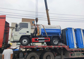 青海省<font color='red'>采购</font>7台钩臂式垃圾车和148个垃圾箱张发车图片