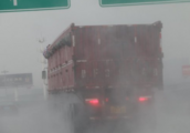 雨季马上就要到了，货车<font color='red'>司机</font>开车时应该注意什么？