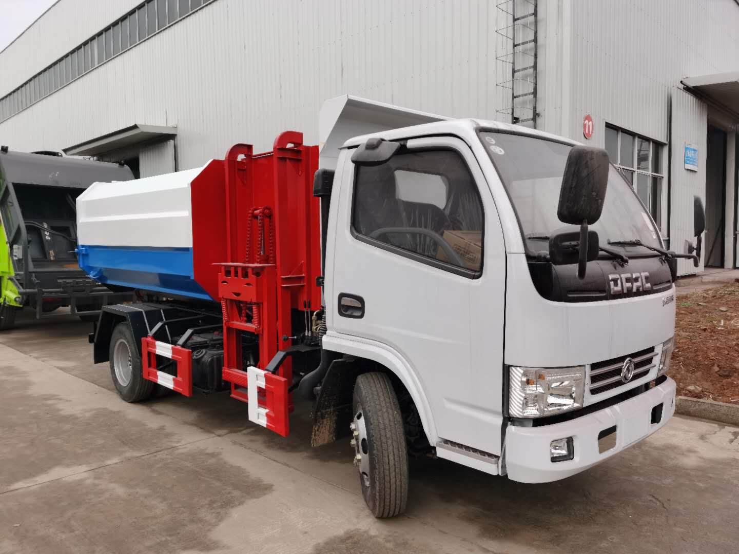 东风多利卡<font color='red'>5方</font>挂桶垃圾车