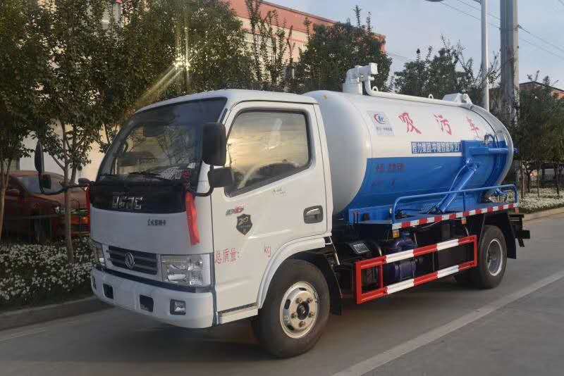 东风小多利卡5方吸污车