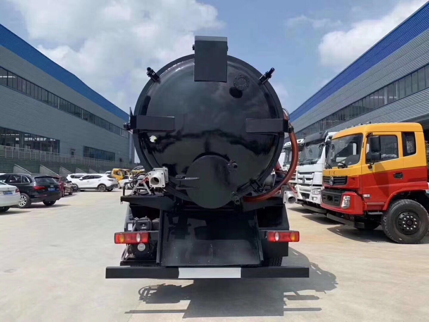 东风专底吸污车
