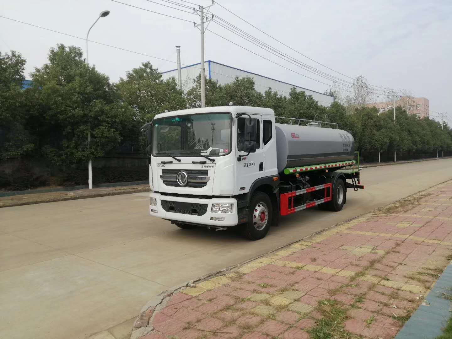 国六东风多利卡15方洒水车