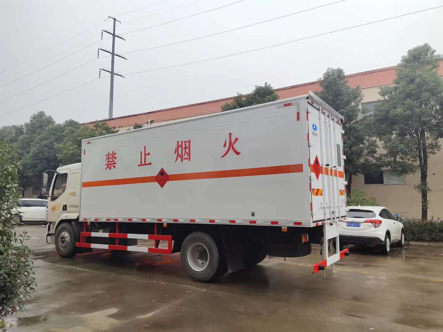 东风柳汽单桥易燃液体厢式车 ()