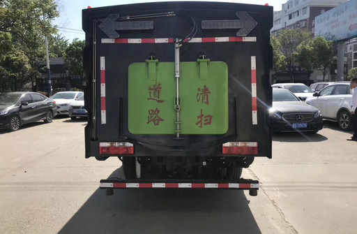 东风小多利扫路车，收集生活垃圾小能手