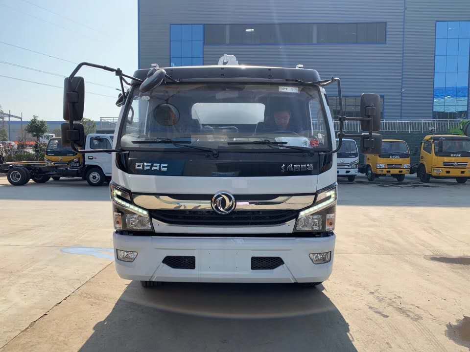 国六多利卡8方吸污车