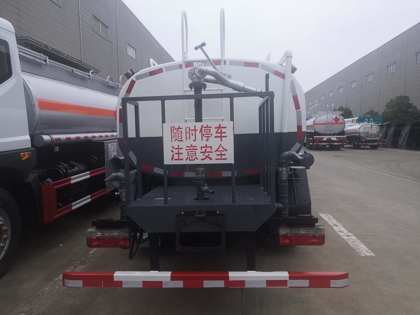 国六大多利卡8方洒水车
