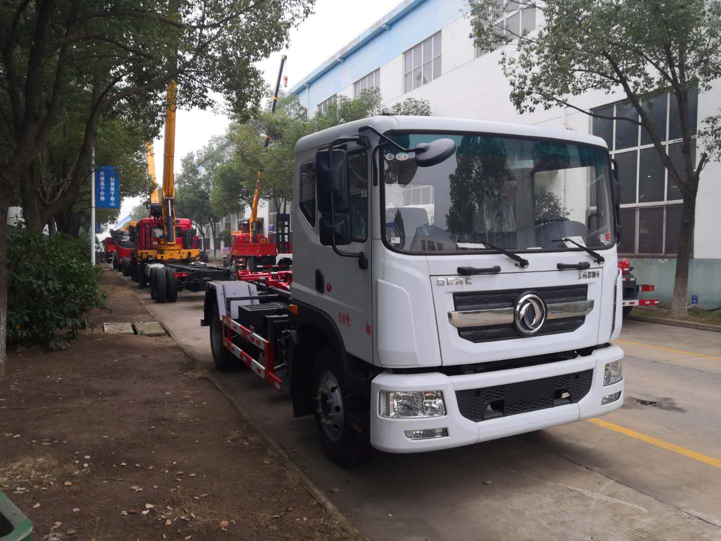 东风D9钩臂垃圾车