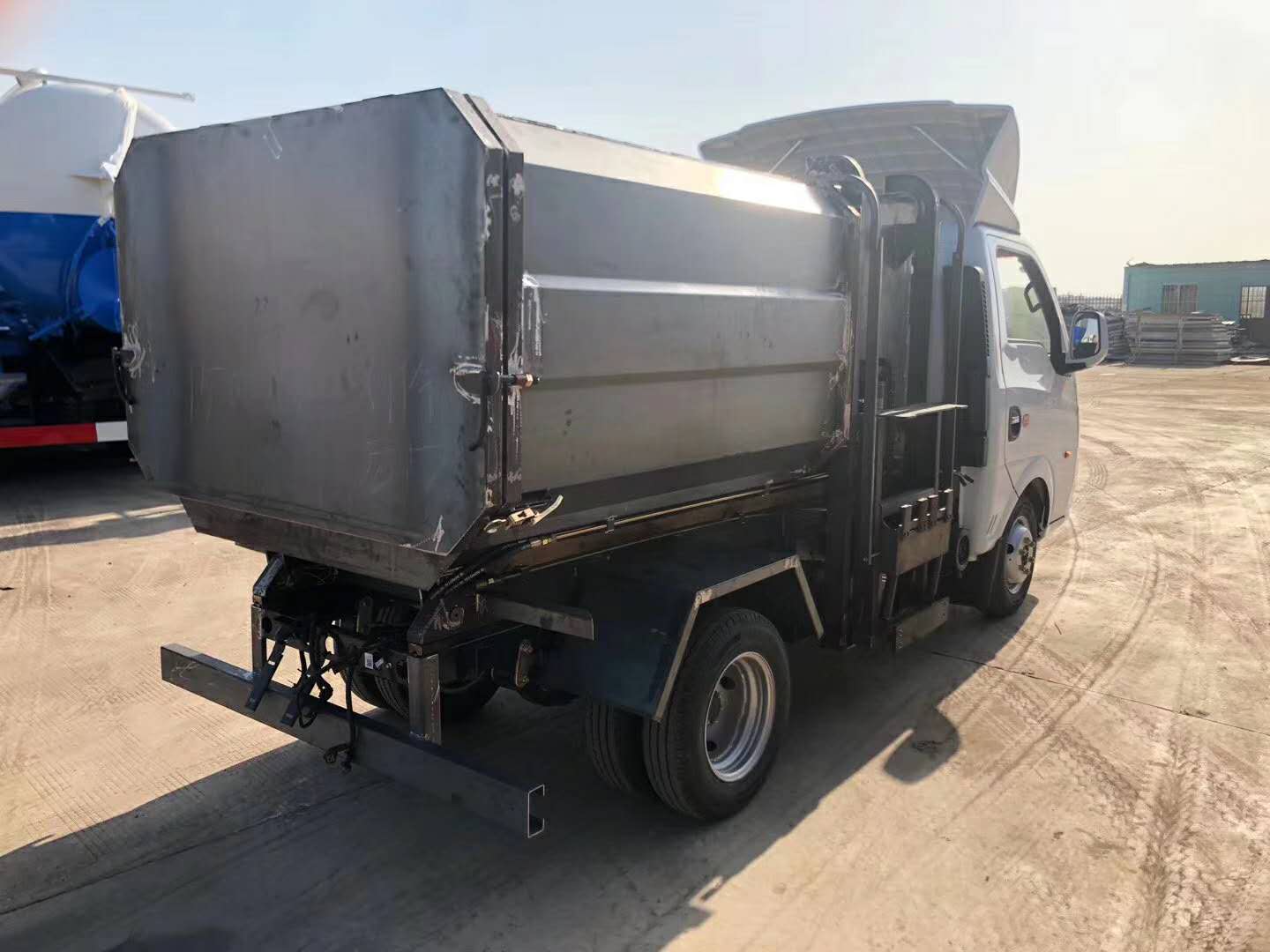 国六东风途逸挂捅垃圾车