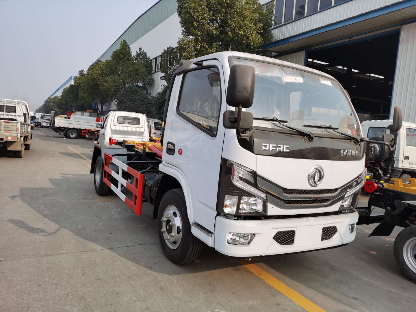 东风勾臂垃圾车