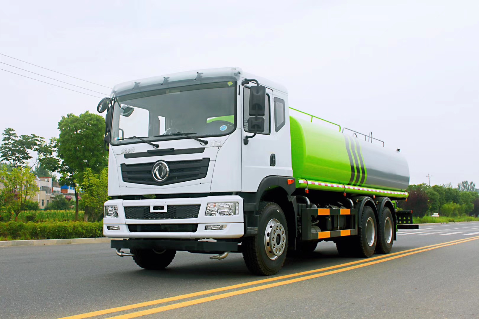 国六车型：东风华神T5后双桥洒水车