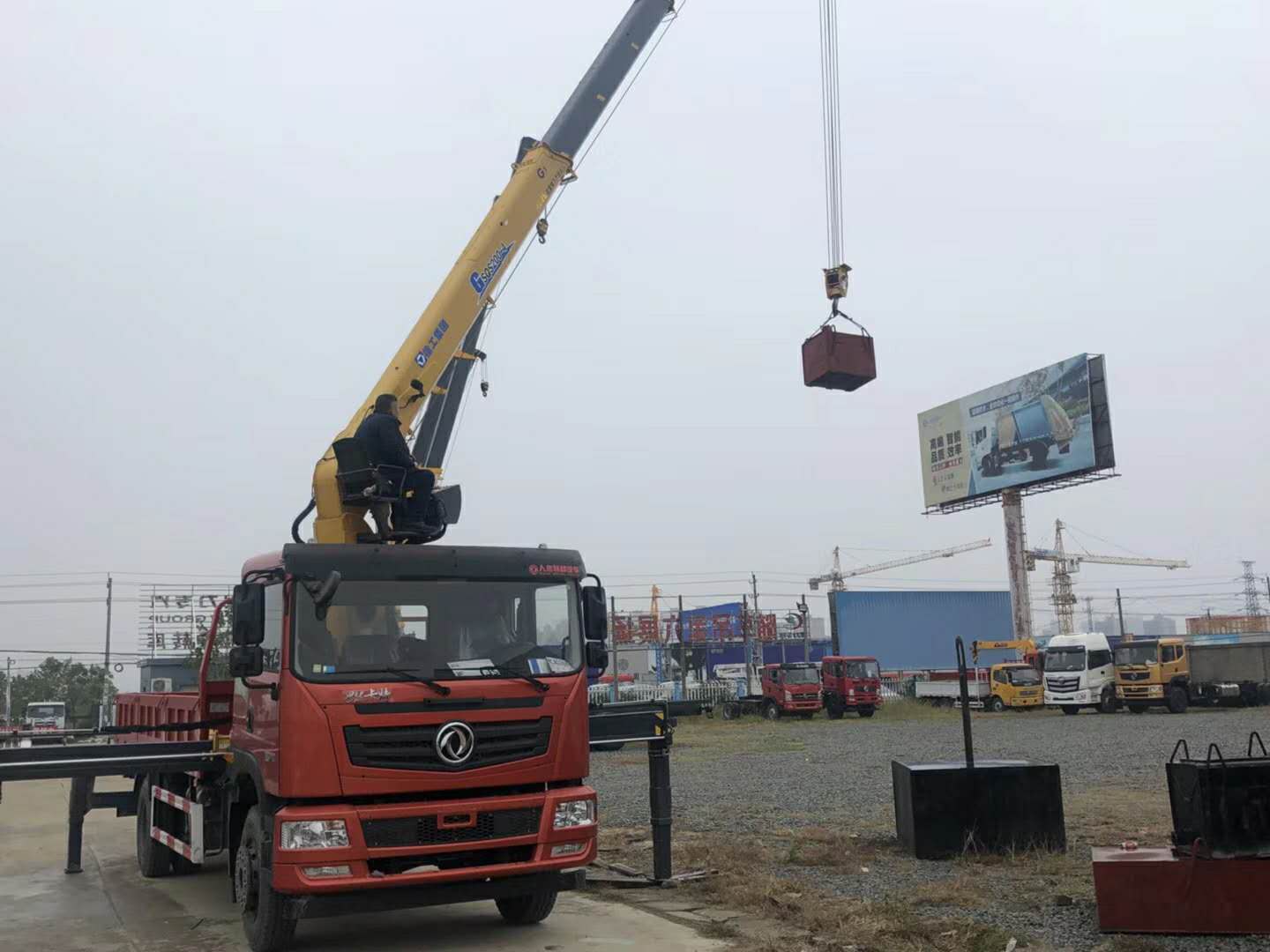 东风特商单桥8吨随车吊货箱6.1米 ()