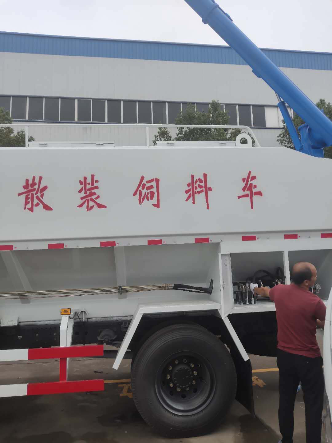 东风22方液压散装饲料运输车 ()
