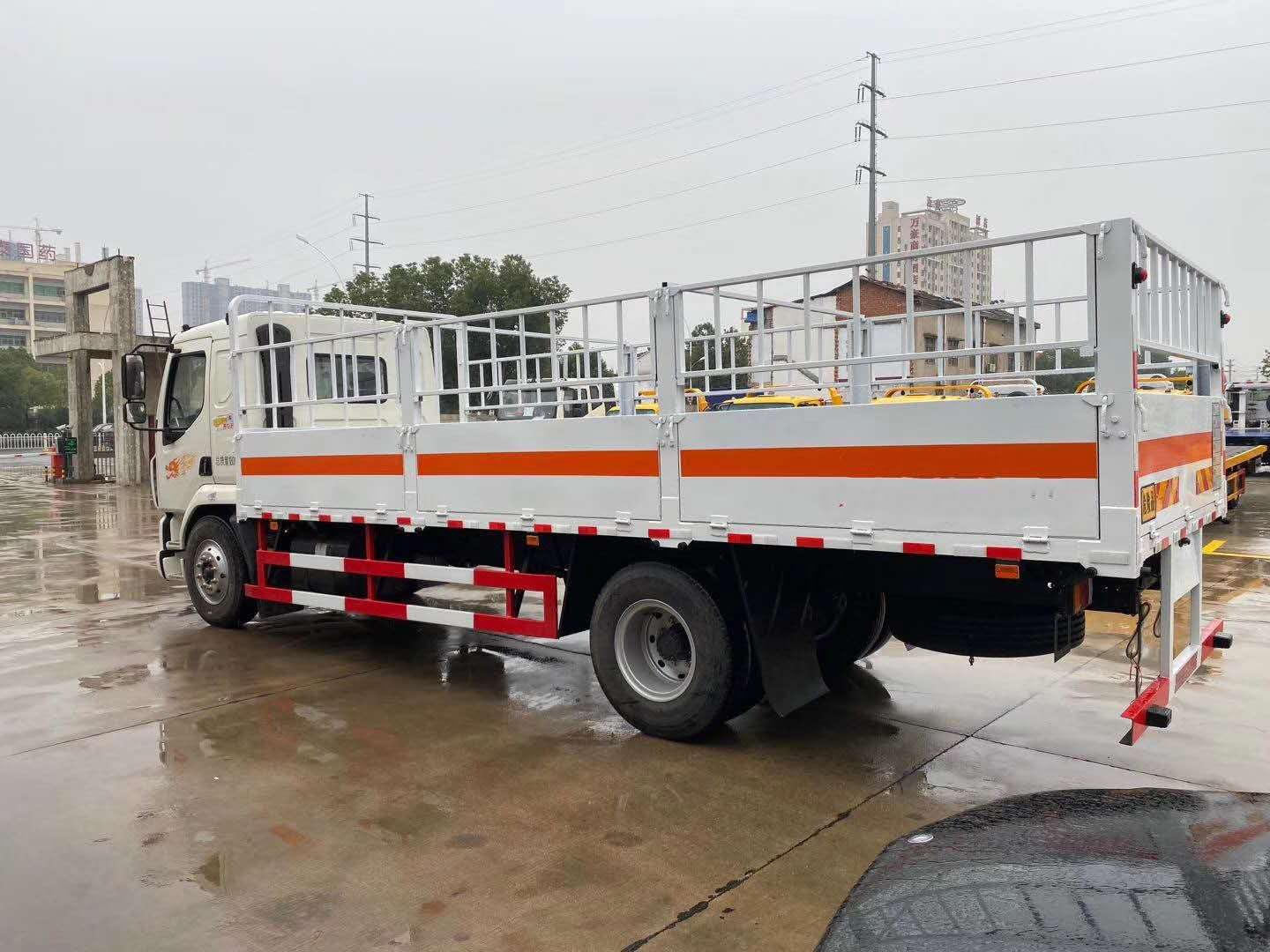 东风柳汽单桥气瓶运输车 ()