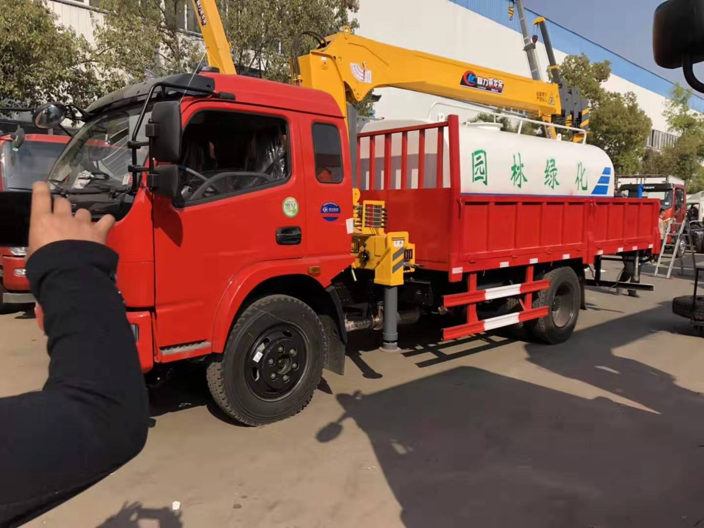 东风福瑞卡锡柴140马力上装程力6.3吨吊机加装水罐 洒水 ()