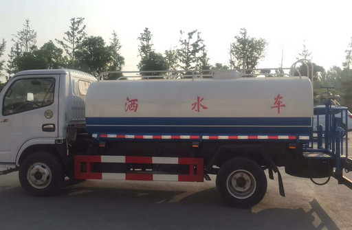 东风小多利卡5方洒水车