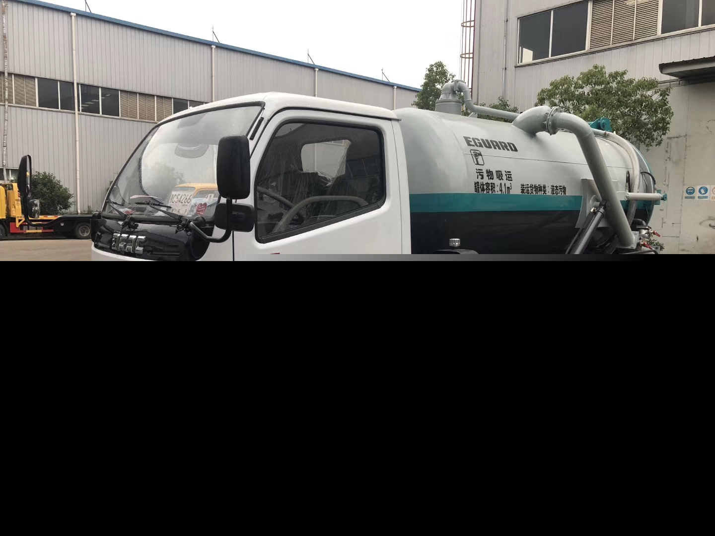东风多利卡3308轴距黄牌吸污车