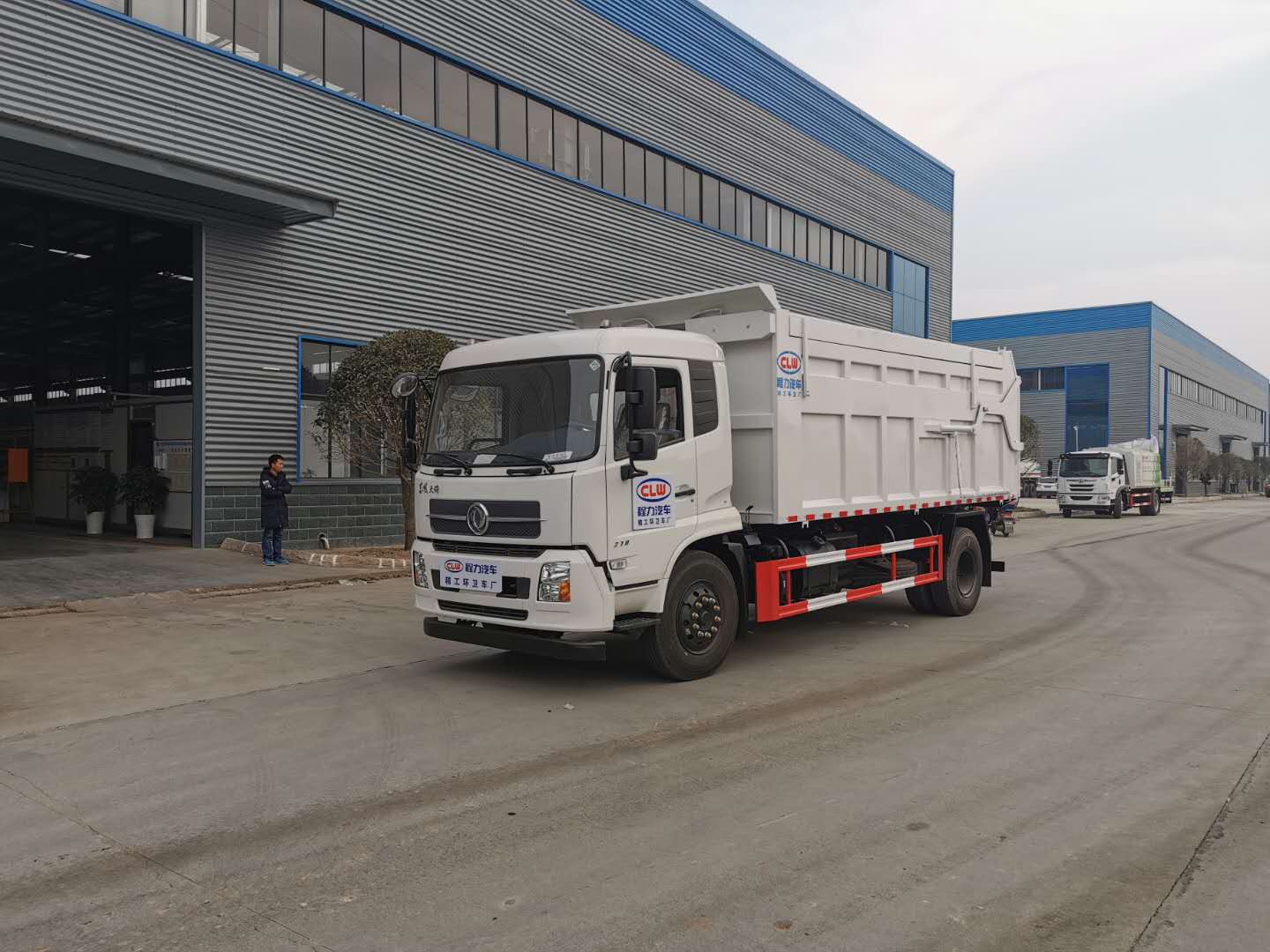 东风天锦自卸带翼展垃圾转运车