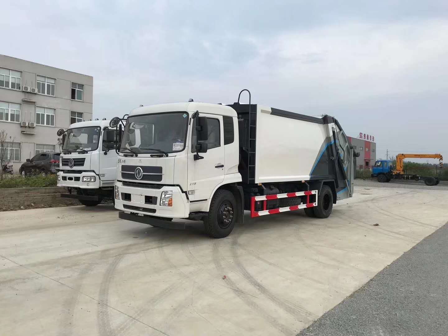 东风天锦14方压缩垃圾车