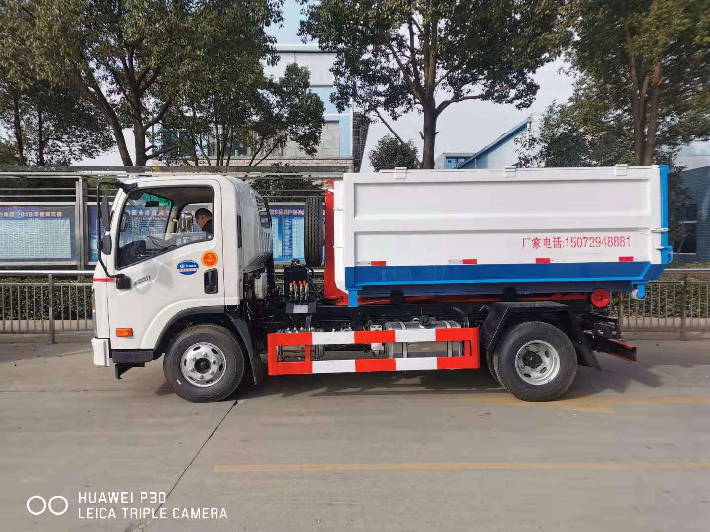 大运钩臂垃圾车