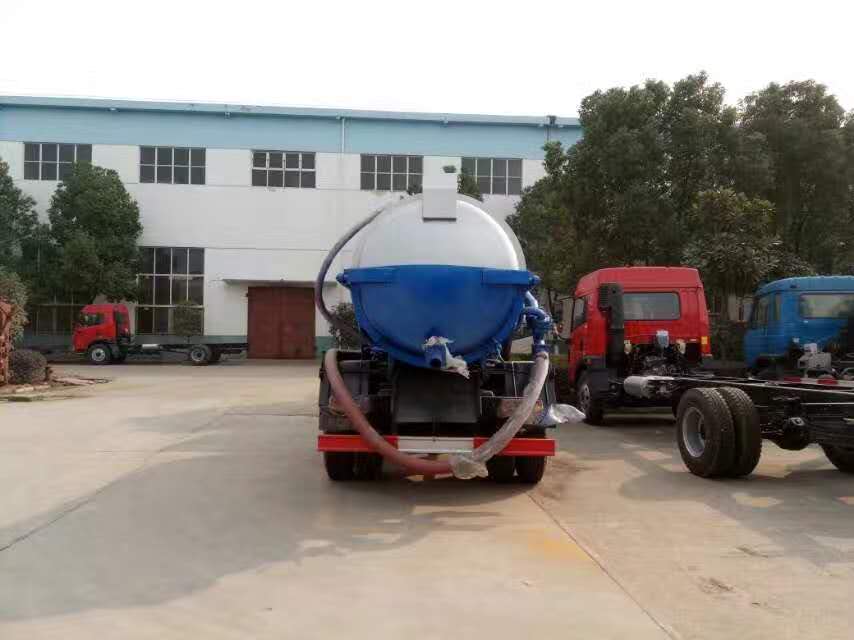 东风老款153单桥吸污车