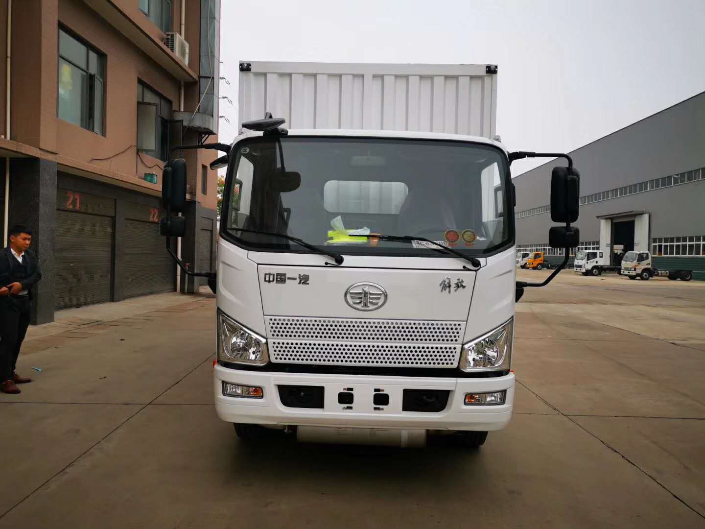 解放大柴150马力易燃气体箱式运输车 ()