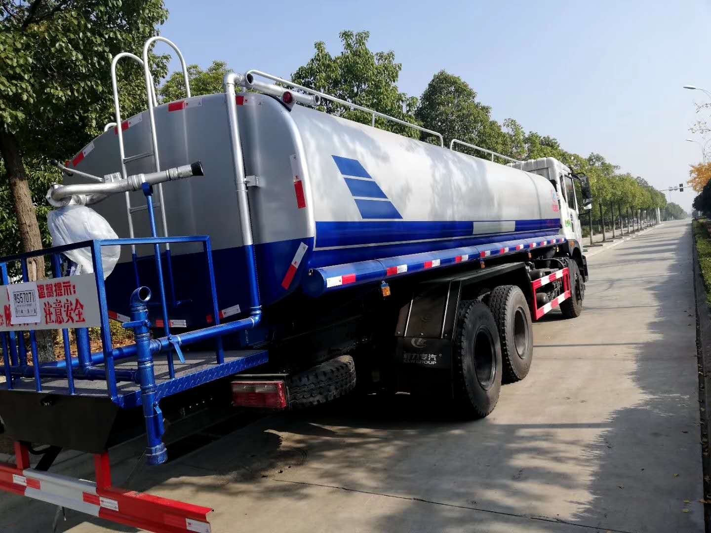 东风T5洒水车 ()