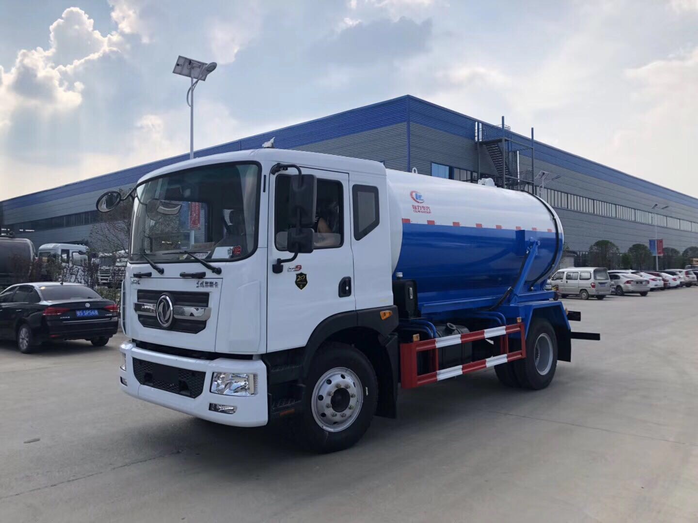东风多利卡D9吸污车