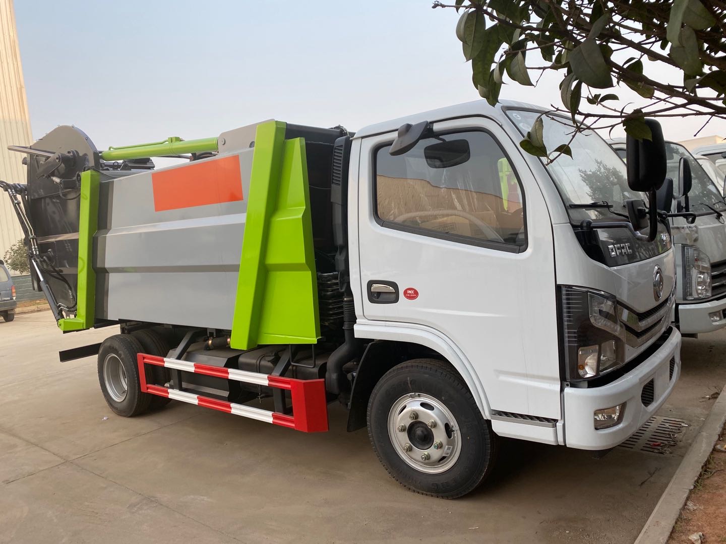 国六东风小多利卡后挂桶压缩垃圾车，国六国六