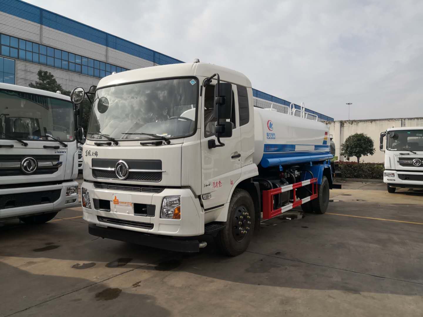 东风天锦180马力14方洒水车