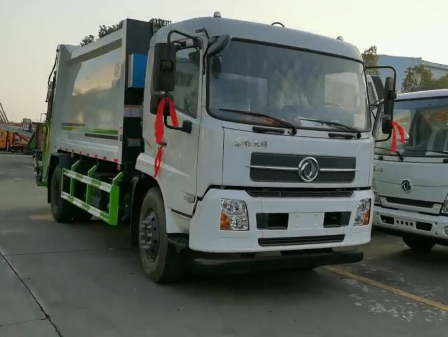 东风天锦压缩式垃圾车视频 (9692播放)