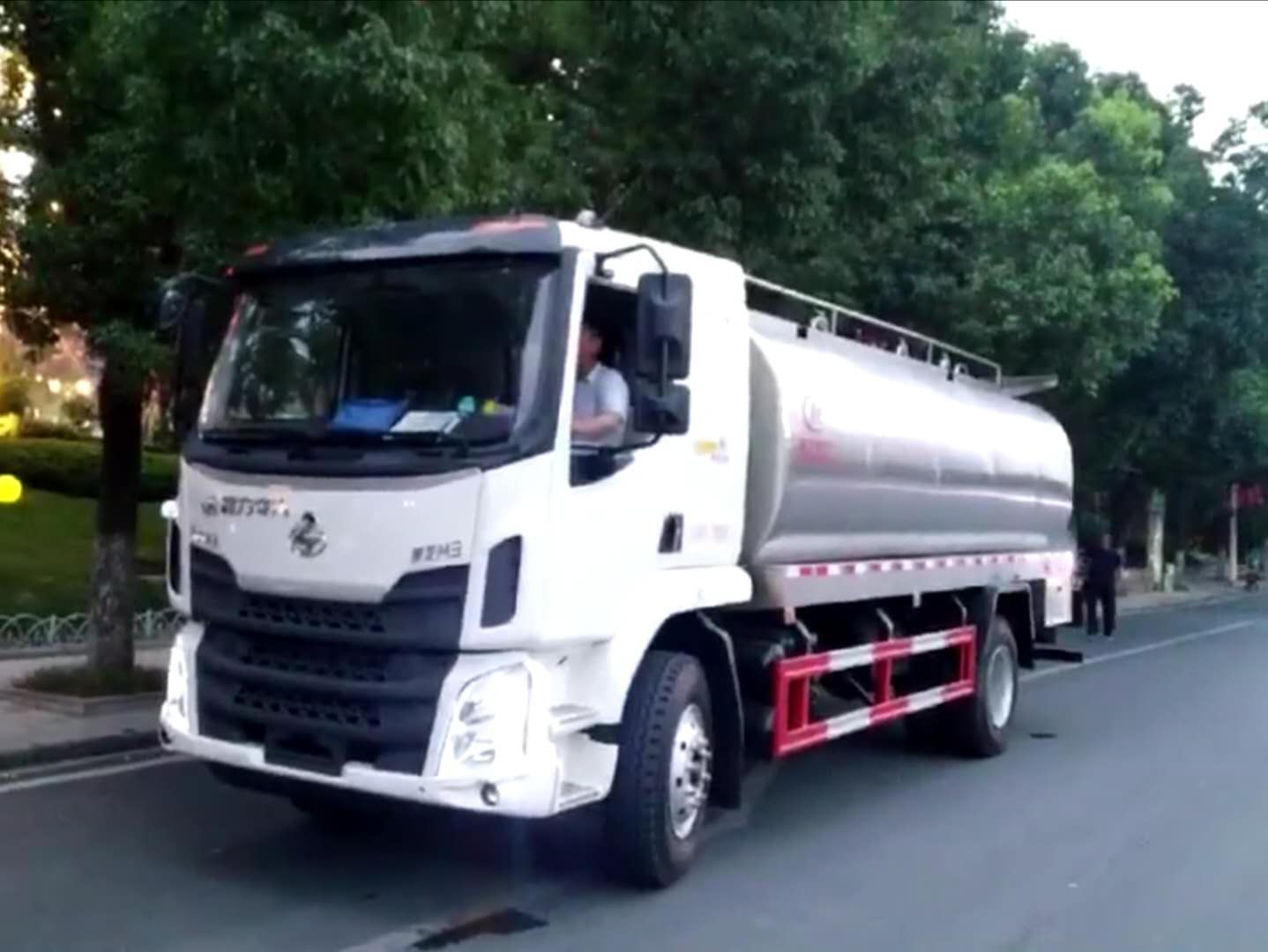 15立方柳汽鲜奶运输车视频 (3903播放)