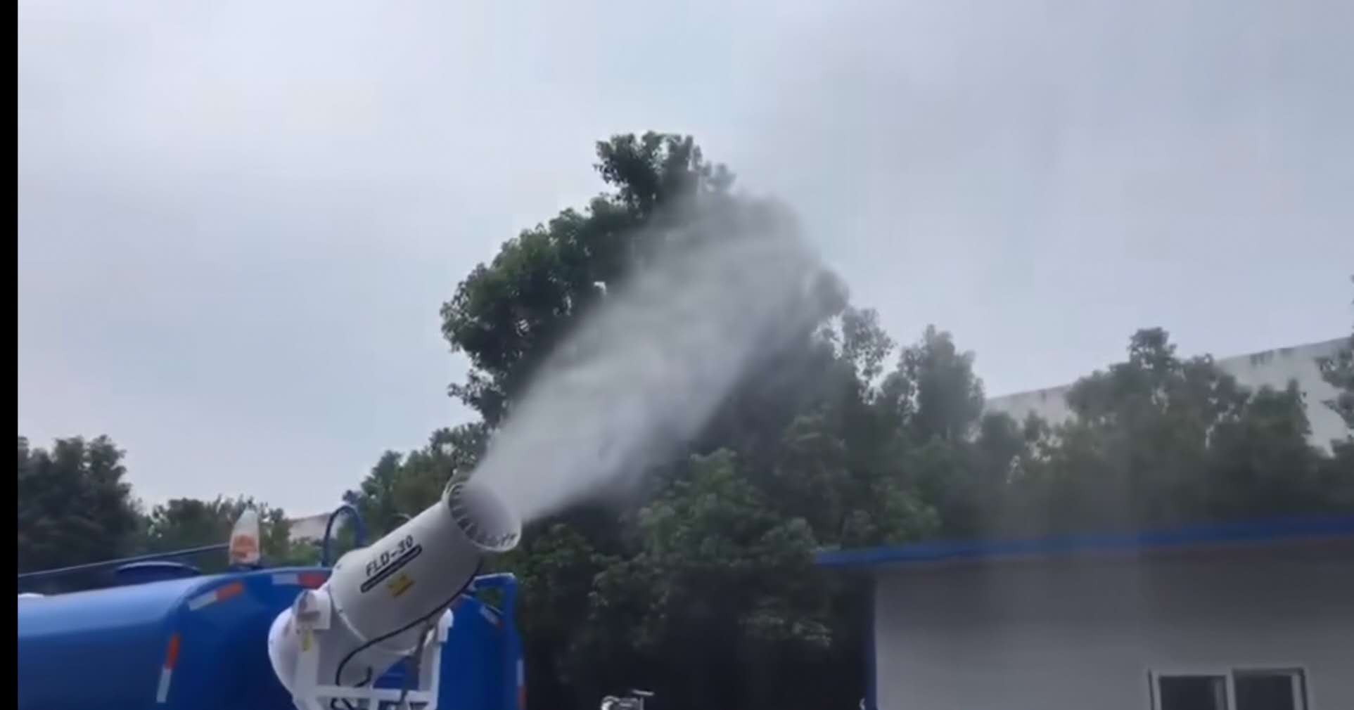 东风12方30米的雾炮车视频 (8185播放)