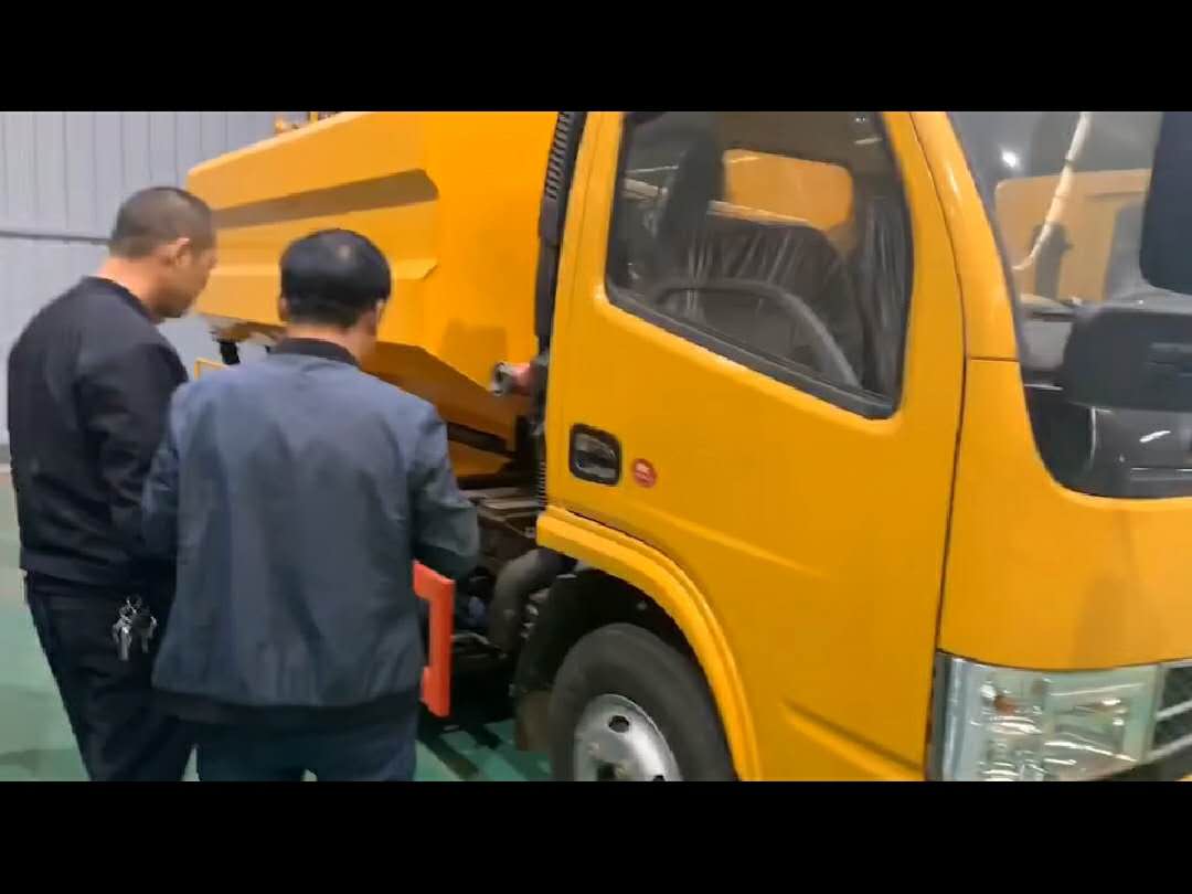 小多利卡清洗吸污车视频 (2382播放)