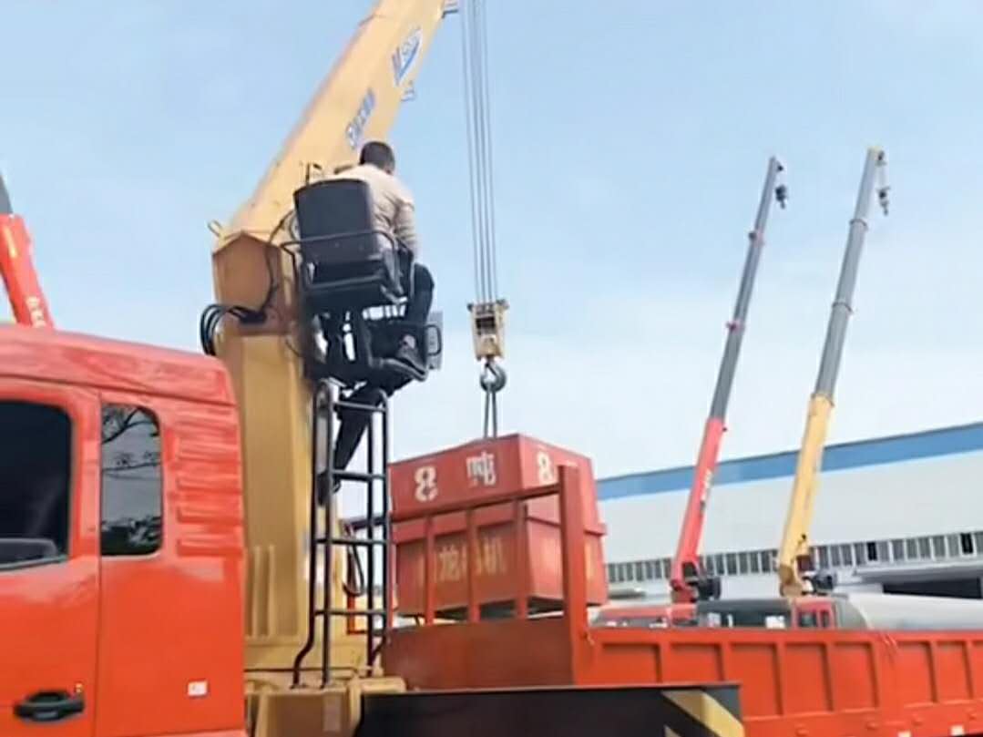 客户来厂提东风D3L后八轮徐工12吨随车吊视频 (3495播放)