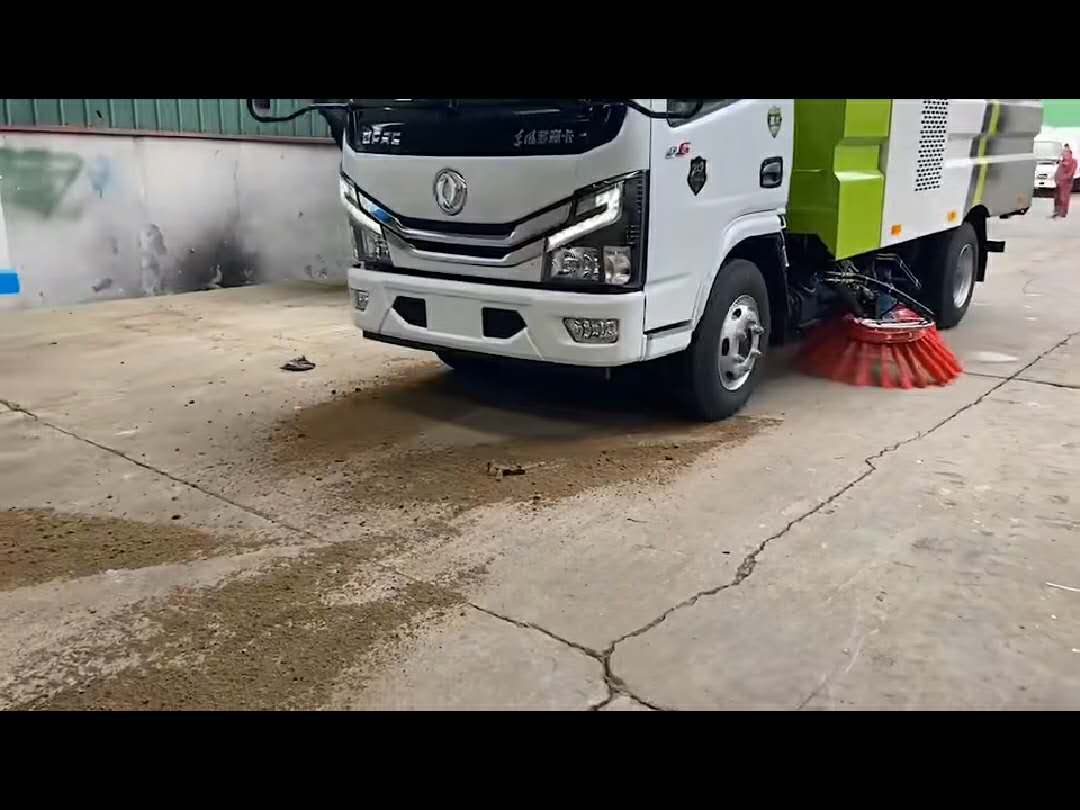 国六小多利卡扫路车实战试车视频 (3033播放)