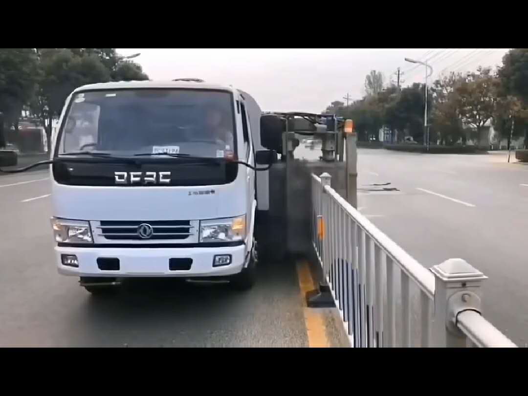 东风小多利卡中置护栏清洗车视频 (6125播放)