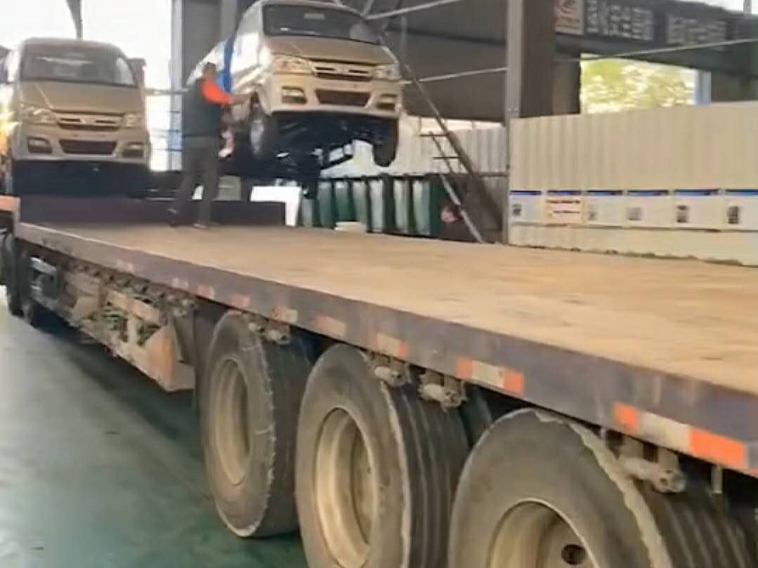 国六长安3方勾臂垃圾车批量发车正在装半挂视频 (343播放)