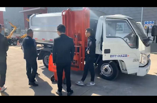 福田小卡之星2挂桶垃圾车视频