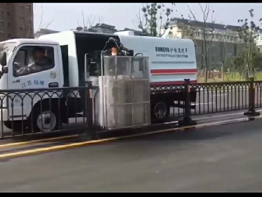 东风护栏清洗扫车在江苏扬州清洗实况。视频 (5918播放)