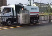 东风护栏清洗扫车在江苏扬州清洗实况。<font color='red'>视频</font>