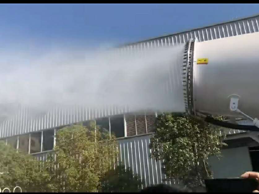 东风天龙后双桥抑尘车，带120米炮视频 (3690播放)
