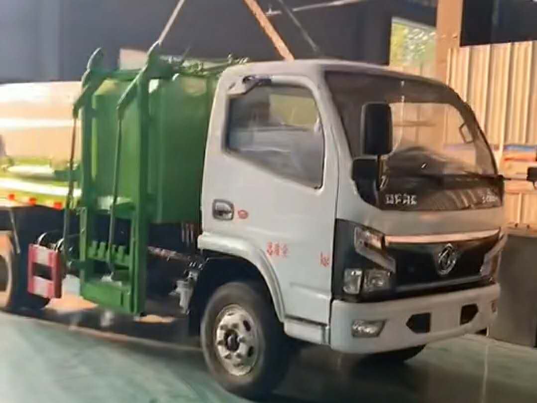 东风自装卸式垃圾车2台待发视频 (2461播放)