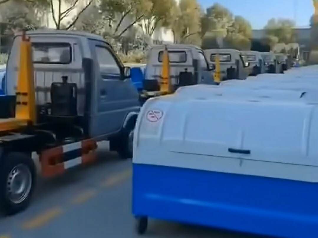 钩臂垃圾车和钩臂垃圾箱排列好装备装车发车视频 (6521播放)