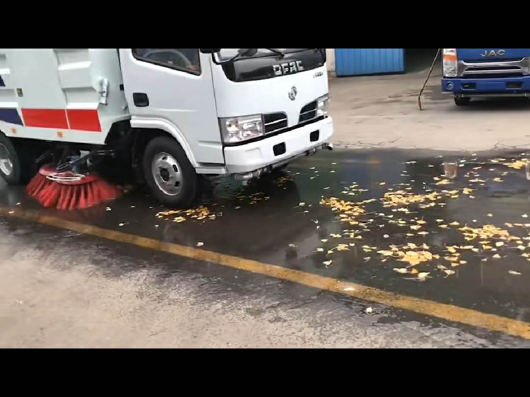 小多利卡扫路车视频 (4126播放)