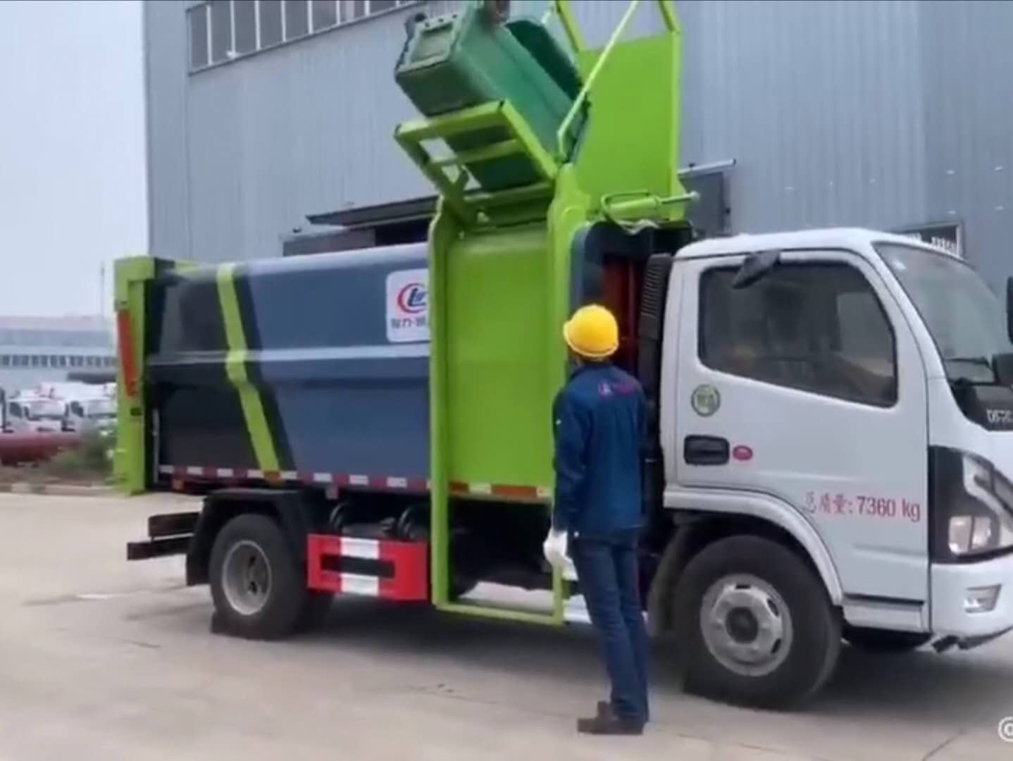 东风国六6方侧装挂桶垃圾车视频 (3983播放)